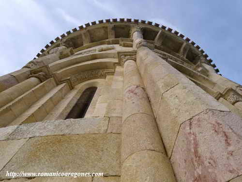 CONTRAPICADO ABSIDAL. COLUMNA EXAGONAL